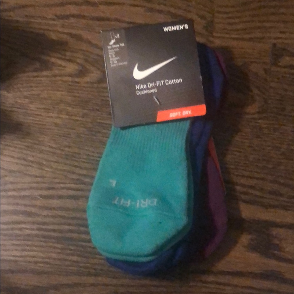 Nike women’s dri-fit no show socks
